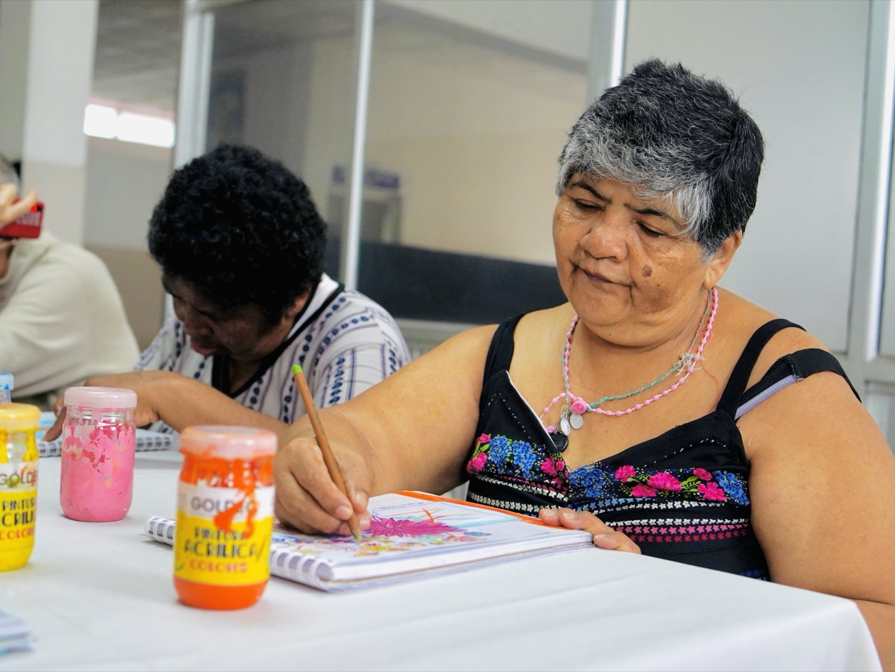 Participantes del Centro de Día IDEA en un taller de mesa