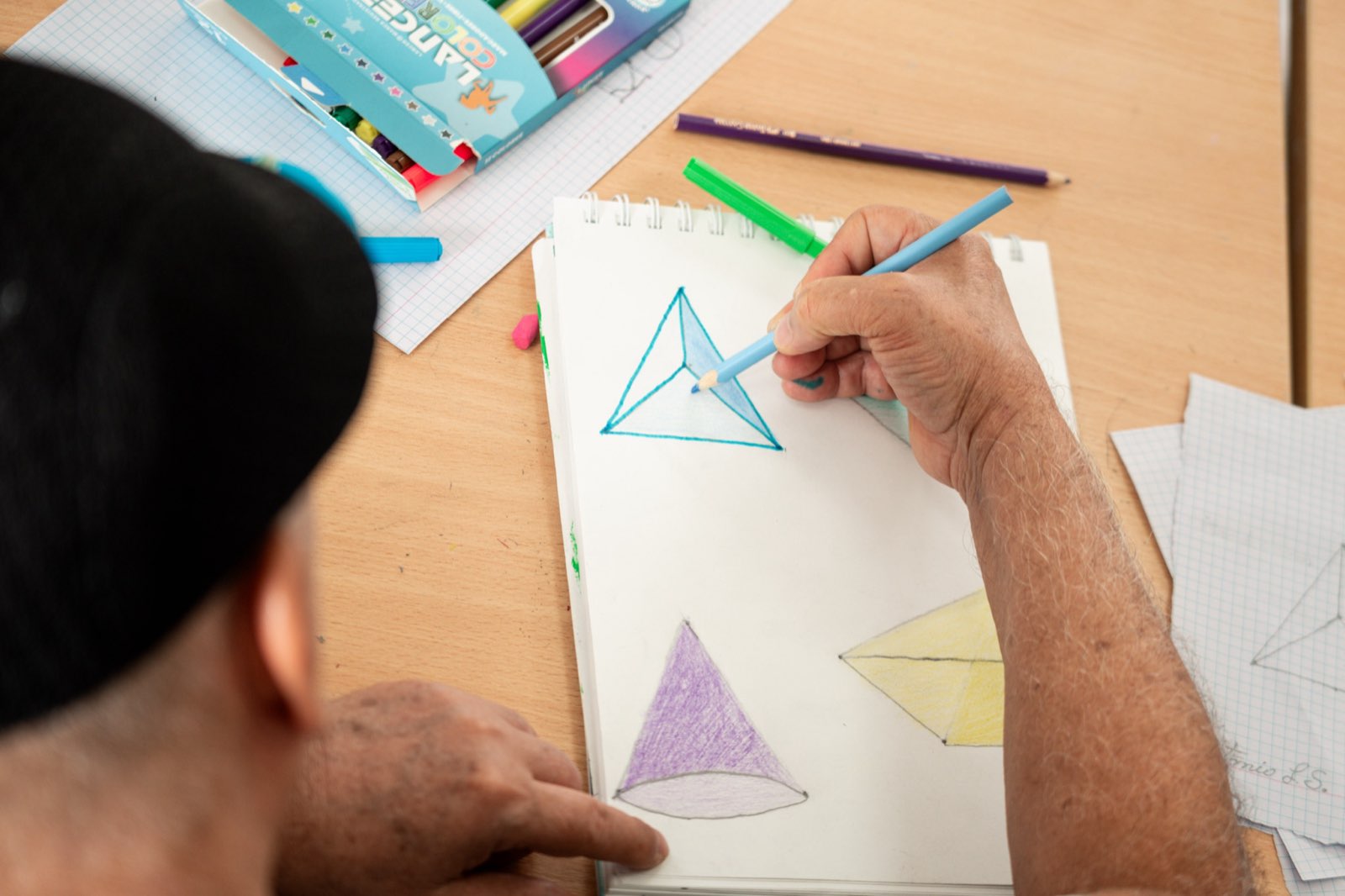 Manos de un artista de IDEA dibujando