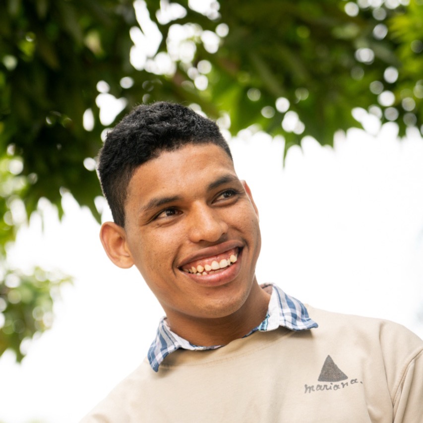 Participante de IDEA sonriendo