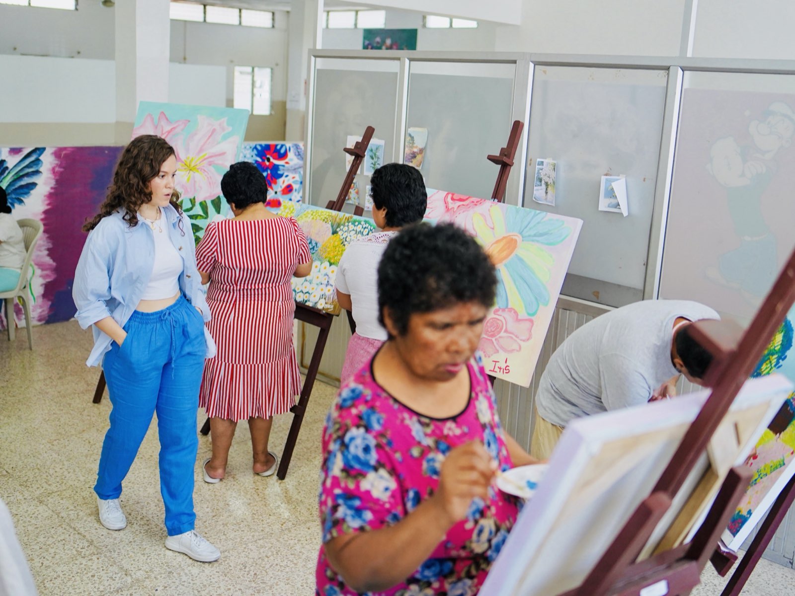 Taller de pintura con caballetes en IDEA
